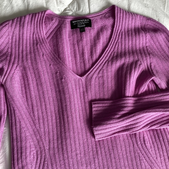 BANANA REPUBLIC LIGHTWEIGHT V NECK FILPUCCI ITALIAN YARN RIBBED FITTED SWEATER - Picture 2 of 10